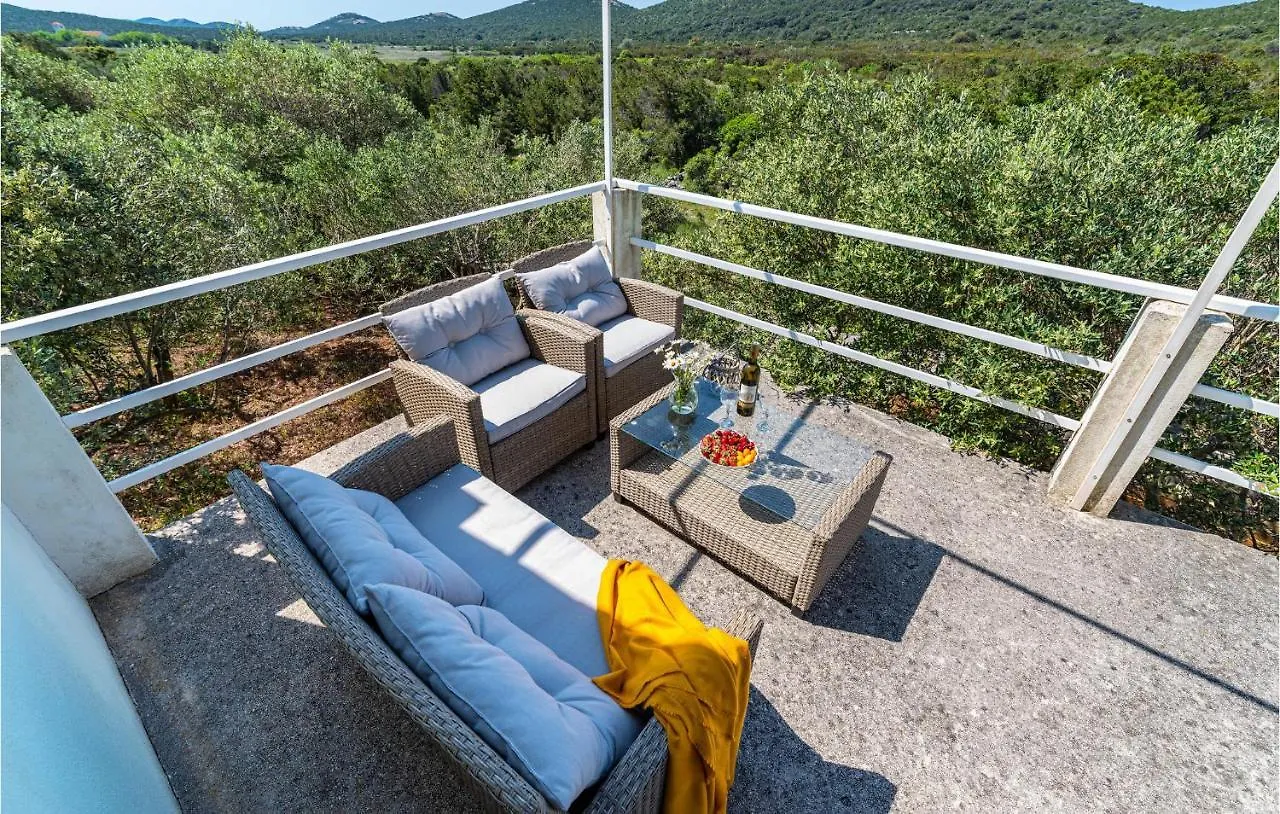 2 Bedroom Nice Home In Molat Holiday home