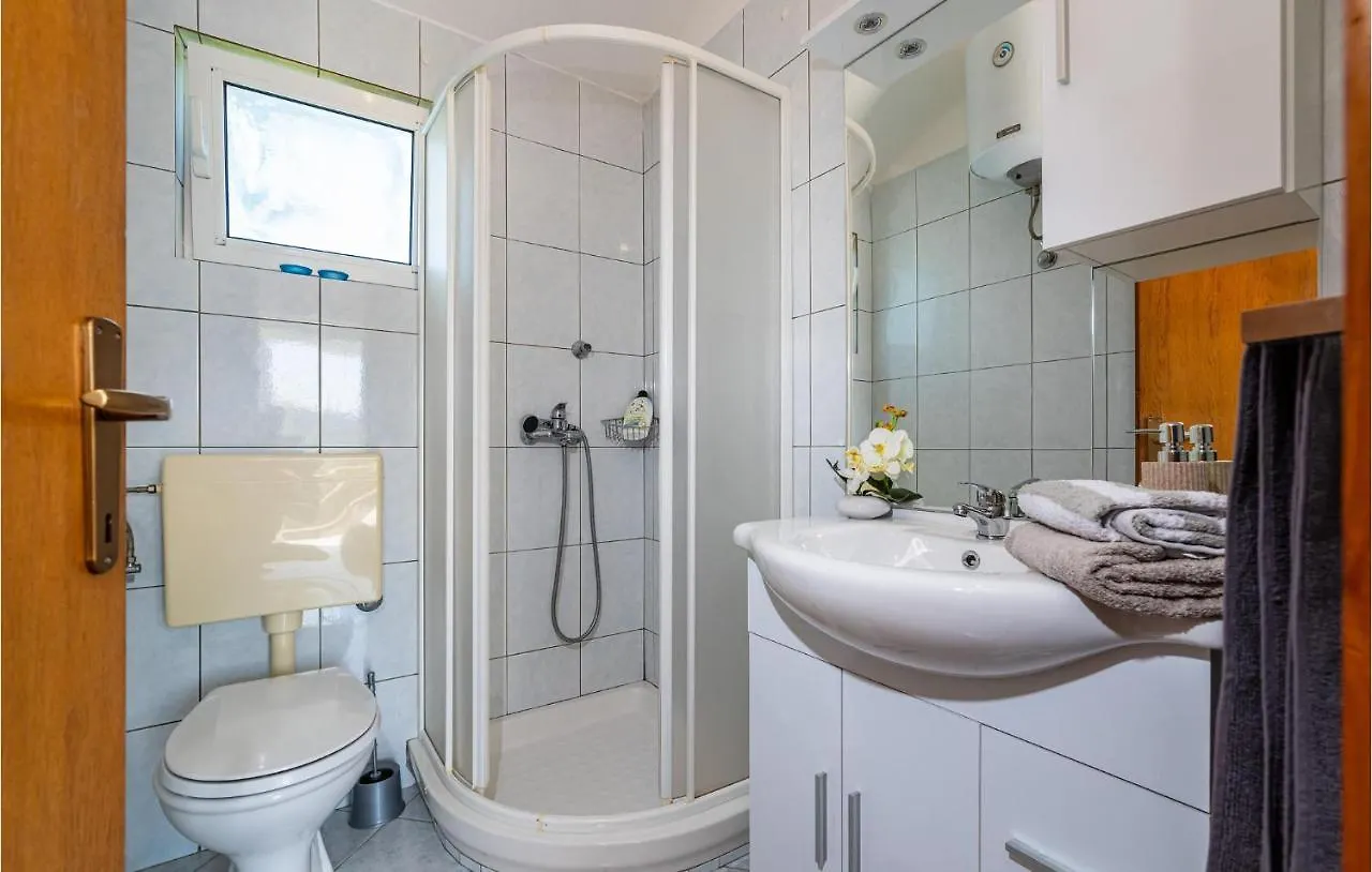 2 Bedroom Nice Home In Molat