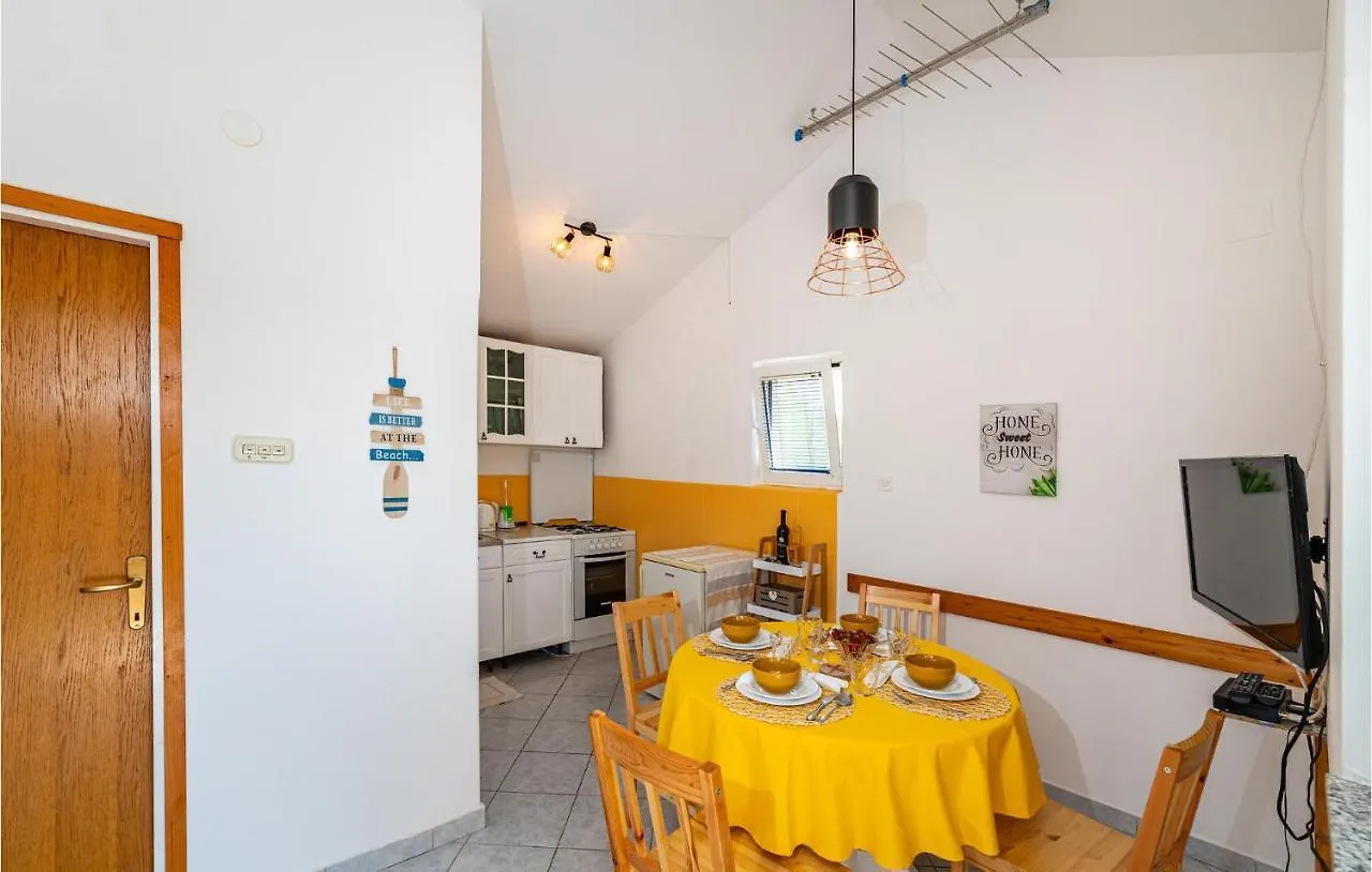 2 Bedroom Nice Home In Molat Holiday home