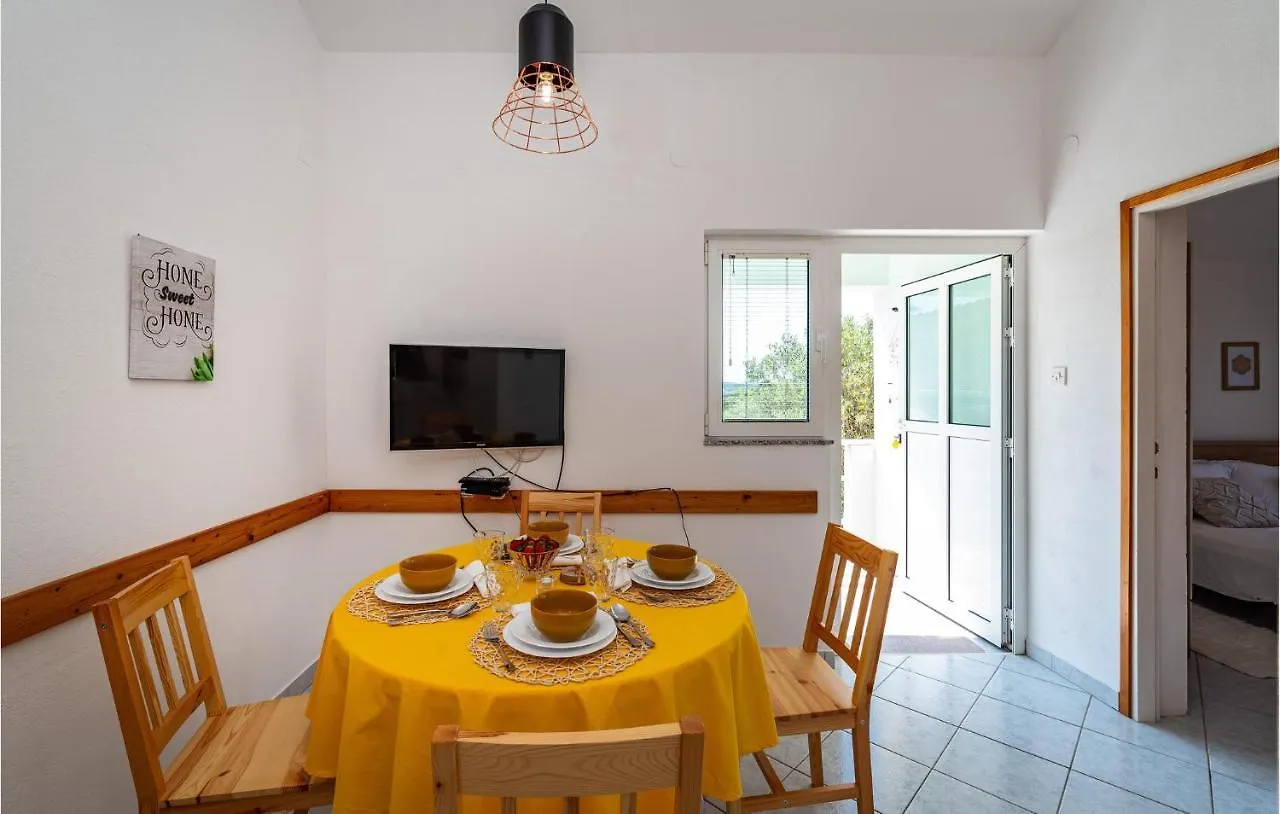2 Bedroom Nice Home In Molat Holiday home